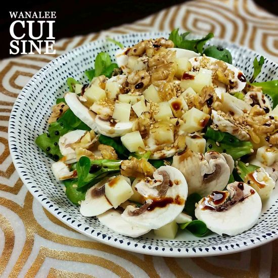 Salade aux champignons, noix et brebis