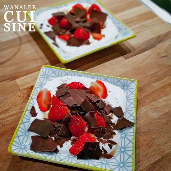 Fromage blanc, fraises et chocolat